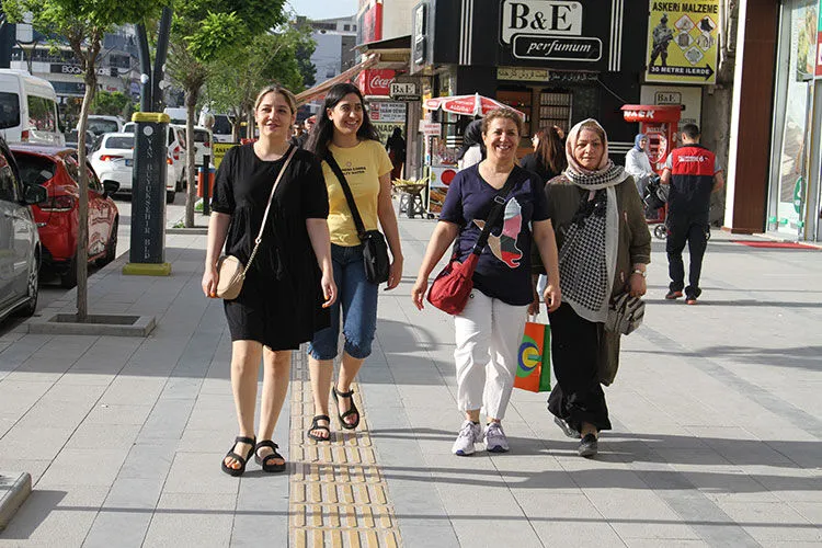 ABD ile savaş bile onları vazge&ccedil;iremedi! İranlı turistlerin Van sevdası