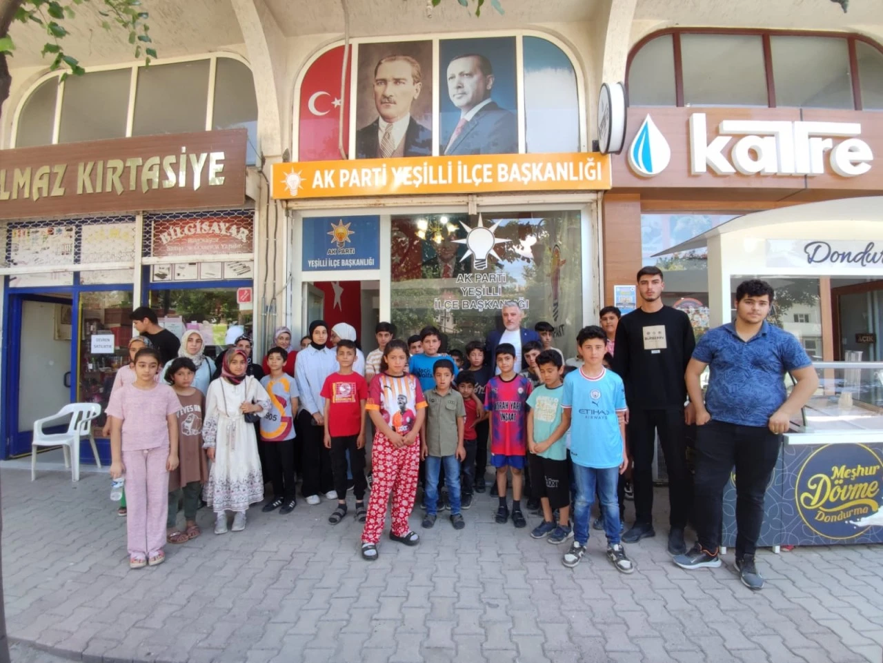 AK Parti Yeşilli İlçe Başkanı Bayhoca'dan ihtiyaç sahibi çocuklara giyim yardımı