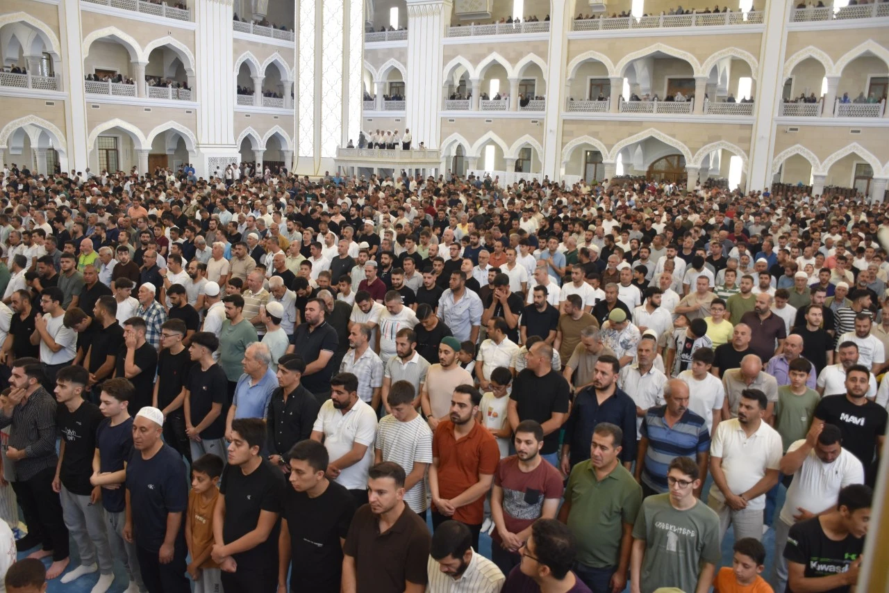 Gaziantep&rsquo;te Mevlid gecesi coşkusu! Şahinbey Millet Camii dolup taştı