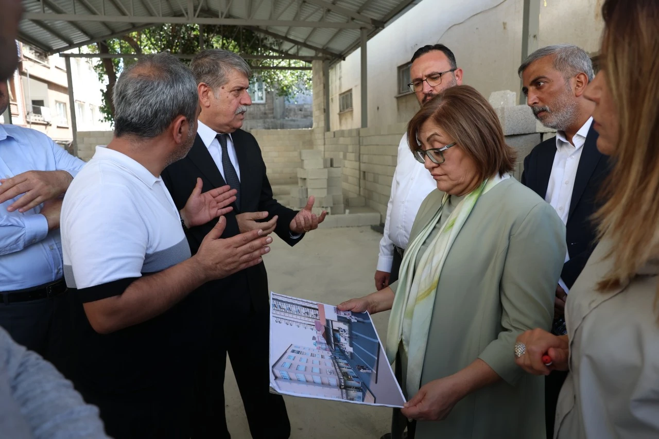 BAŞKAN ŞAHİN, KARŞIYAKA EMEKLİLER LOKALİ PROJE ALANINI İNCELEDİ