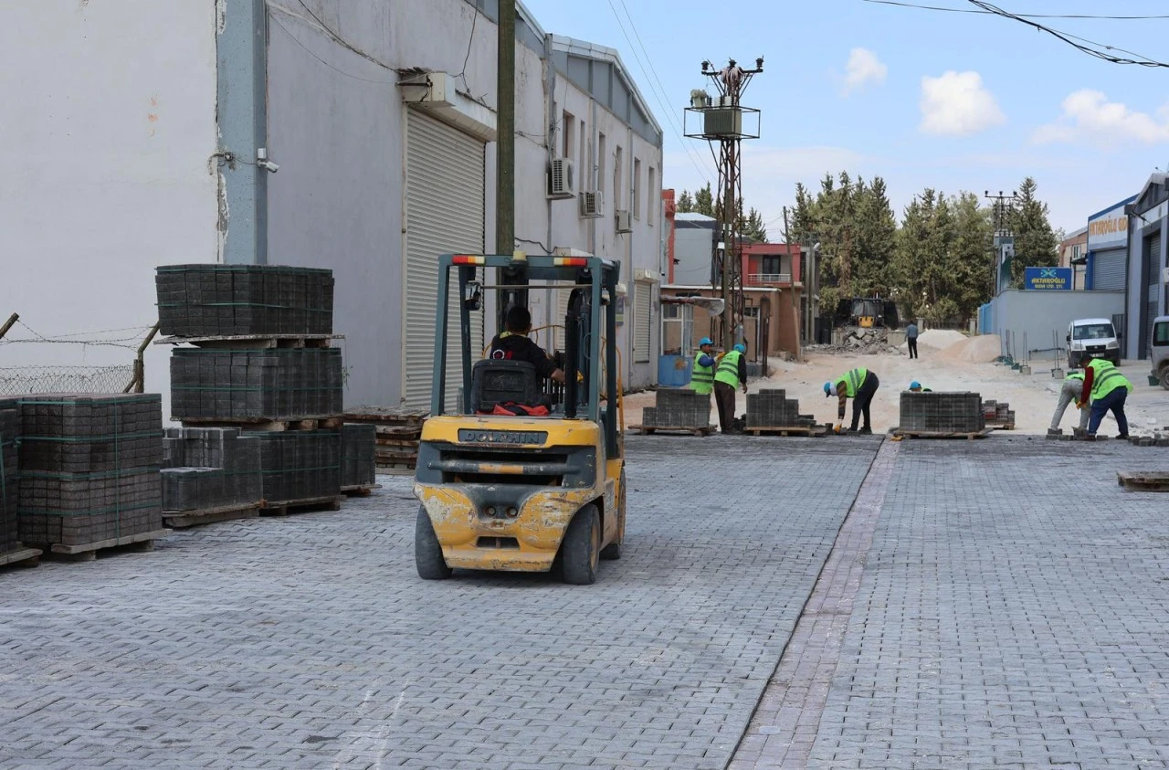 HALİLİYE&rsquo;DE YOL &Ccedil;ALIŞMALARI HIZ KESMEDEN S&Uuml;R&Uuml;YOR