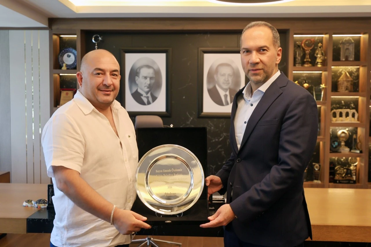NİĞDE BELEDİYE BAŞKANI EMRAH &Ouml;ZDEMİR&rsquo;E OTOKAR&rsquo;DAN &Ccedil;EVRECİ BAŞKAN PLAKETİ