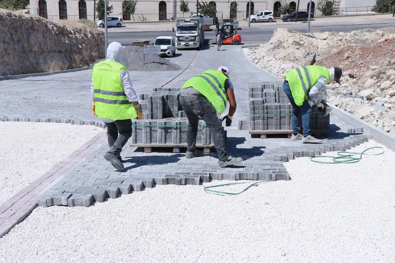 HALİLİYE'DE PARKE TAŞI ÇALIŞMALARIYLA YOLLAR YENİLENİYOR