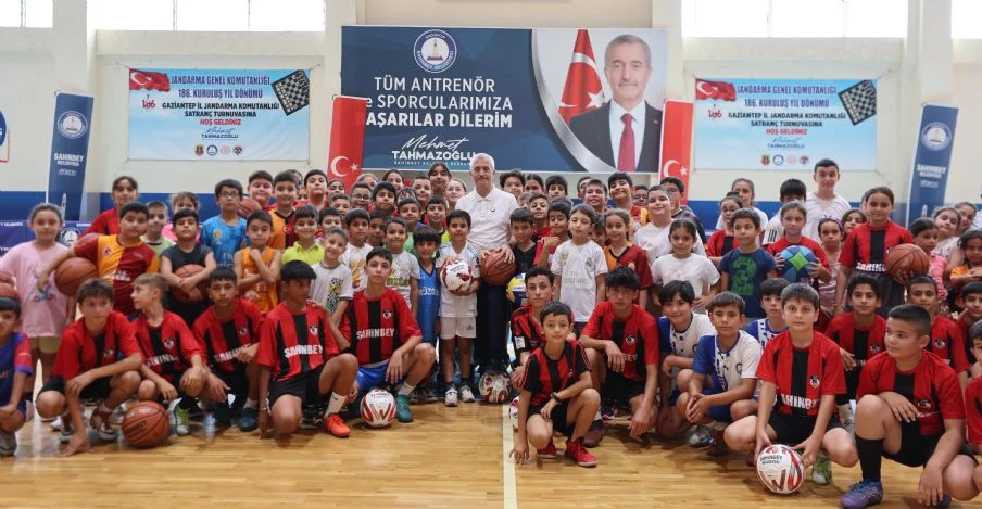 Şahinbey Belediyesinden Öğrencilere 160 Bin Adet Basketbol, Voleybol Ve Futbol Topu Hediye
