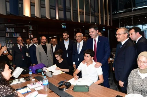 Bakan Murat Kurum, şehir k&uuml;t&uuml;phanesini gezdi