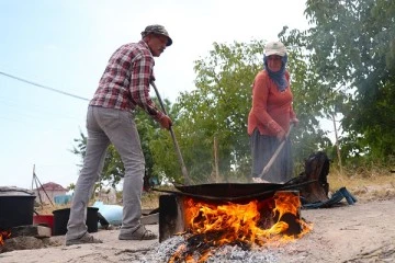 Bakın bu tencerelerde ne pişiyor! Sofraya gelmesi hi&ccedil; kolay değil