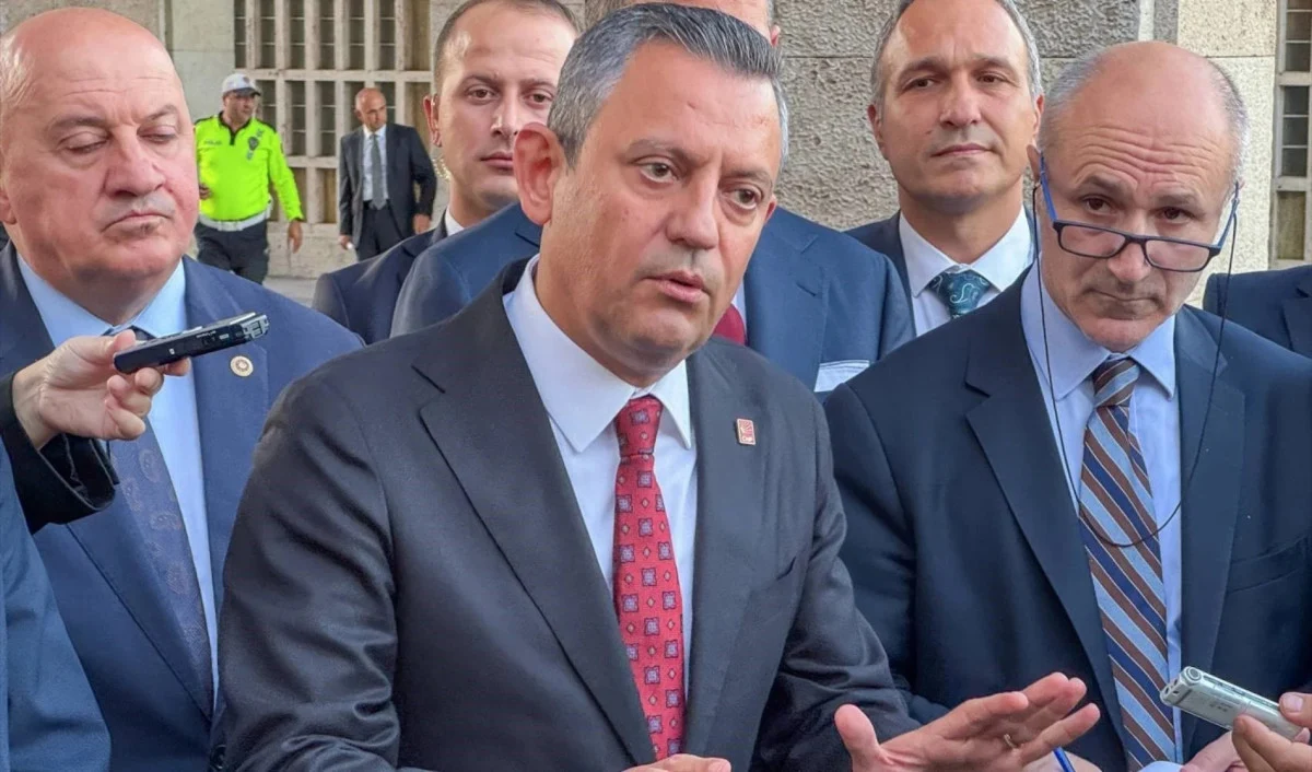 CHP, Cumhurbaşkanı Erdoğan'ın TBMM girişinde ayağa kalkmıştı: &Ouml;zg&uuml;r &Ouml;zel eleştirilere yanıt verdi