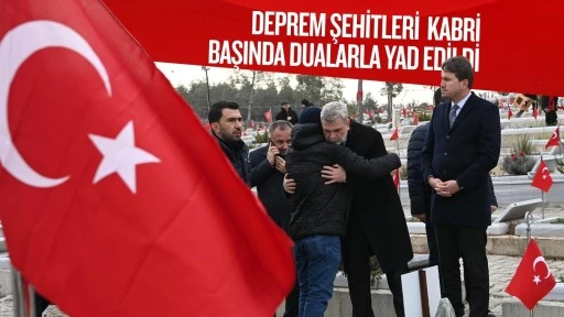 Deprem şehitleri kabri başında dualarla yad edildi