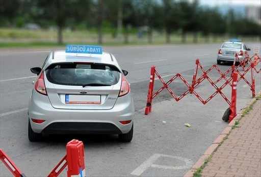 Ehliyet sınavlarında sabit parkur d&ouml;nemine sona eriyor