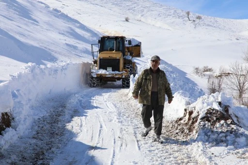 BATTALGAZİ BELEDİYESİ KIRSALDA KAPALI YOLLARI AÇTI