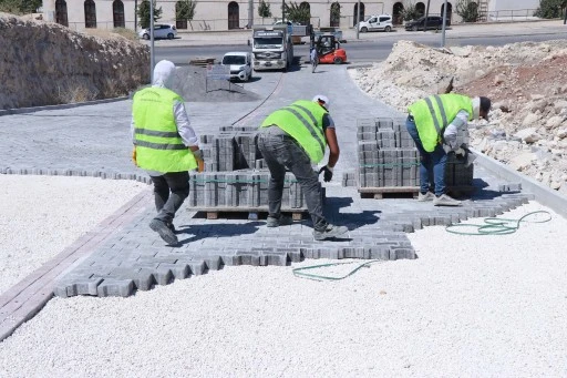 HALİLİYE'DE PARKE TAŞI ÇALIŞMALARIYLA YOLLAR YENİLENİYOR