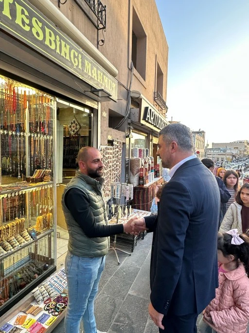 Ramazan Bayramı’nı Mardin’de hemşerileriyle bir arada geçiren AK Parti Mardin Milletvekili Faruk Kılıç, Mardin’in temel taşını oluşturan esnafları da ihmal etmeyerek kendilerini ziyarette bulundu.
