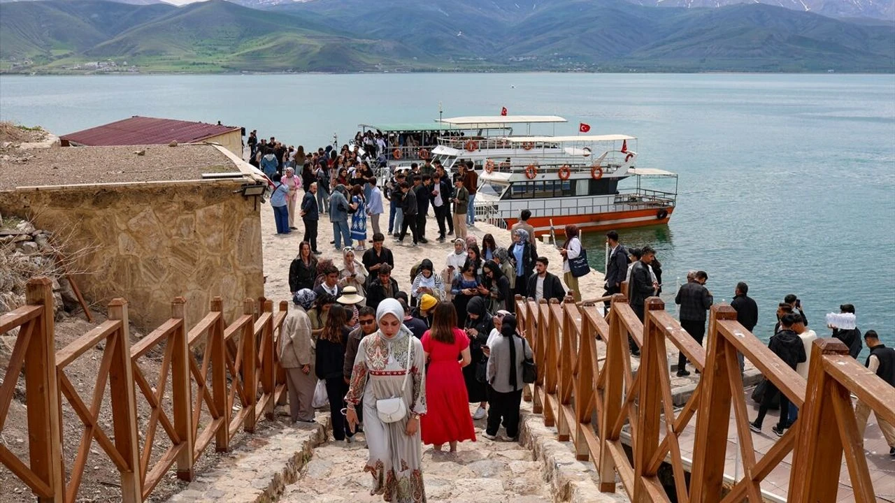 Van, eğlence arayan İranlı turistlerin uğrak noktası haline geldi