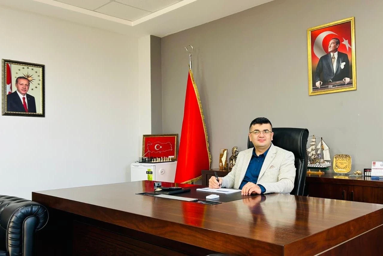 Çocukluk yıllarında başlayan şiir tutkusuna yeni bir boyut getirdi