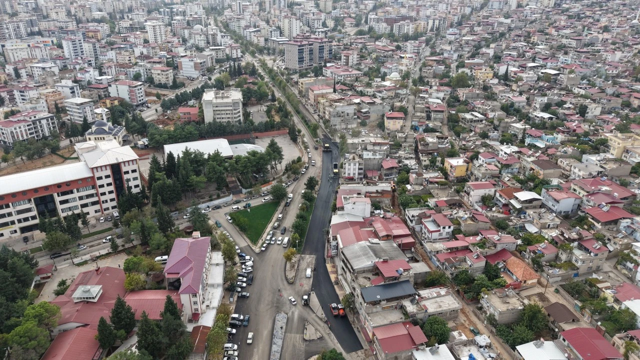 Kahramanmaraş Büyükşehir Bayazıtlı Bulvarı’nda Asfalt Mesaisini Sürdürüyor
