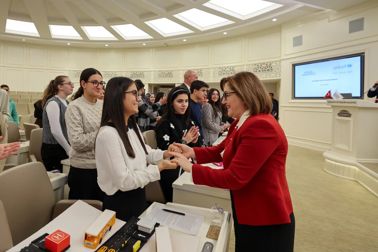 BAŞKAN FATMA ŞAHİN’İN ÖNCÜLÜĞÜNDE GENÇLERİN SESİ KARAR MASASINDA!