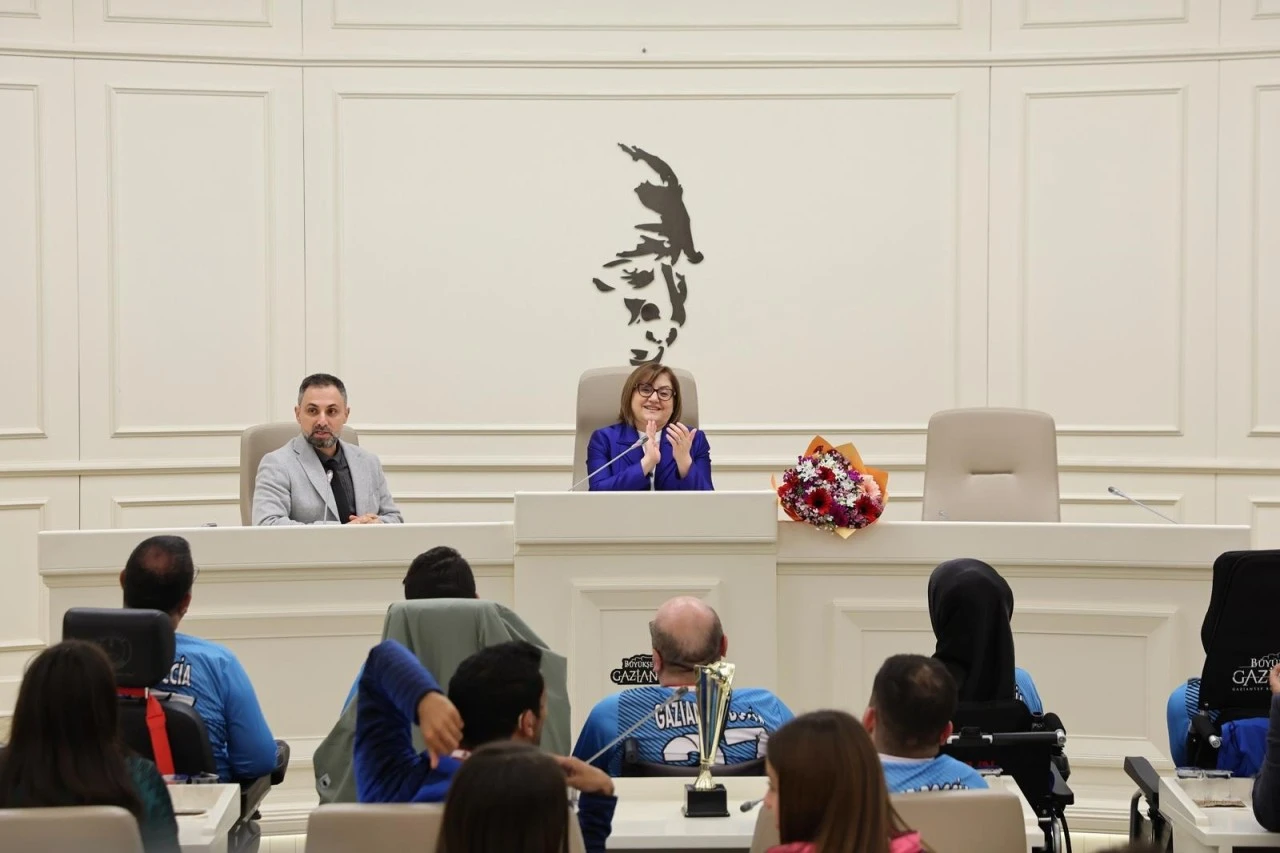  BAŞKAN ŞAHİN, BAŞARILI SPORCULARLA BİR ARAYA GELDİ