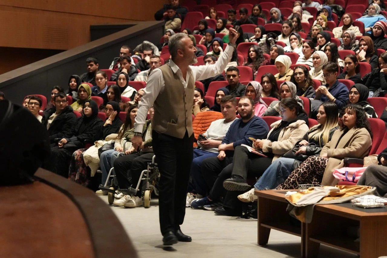 Onikişubat Belediyesi’nin YKS ve KPSS Kazandıran Taktikler Kampı yoğun katılımla başladı