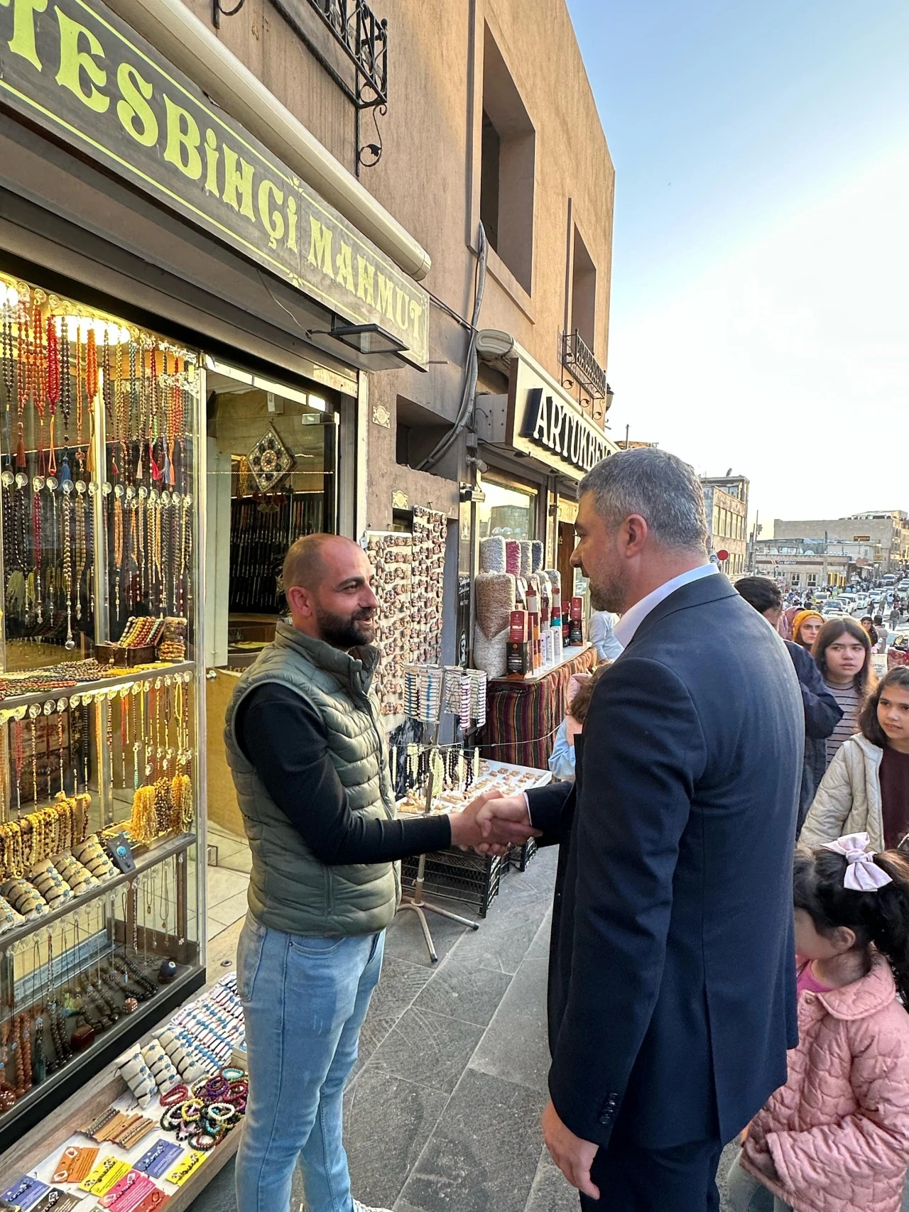 Ramazan Bayramı’nı Mardin’de hemşerileriyle bir arada geçiren AK Parti Mardin Milletvekili Faruk Kılıç, Mardin’in temel taşını oluşturan esnafları da ihmal etmeyerek kendilerini ziyarette bulundu.