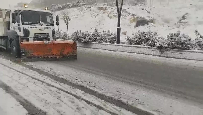Şahinbey Belediyesi’nden kar yağışına anında müdahale