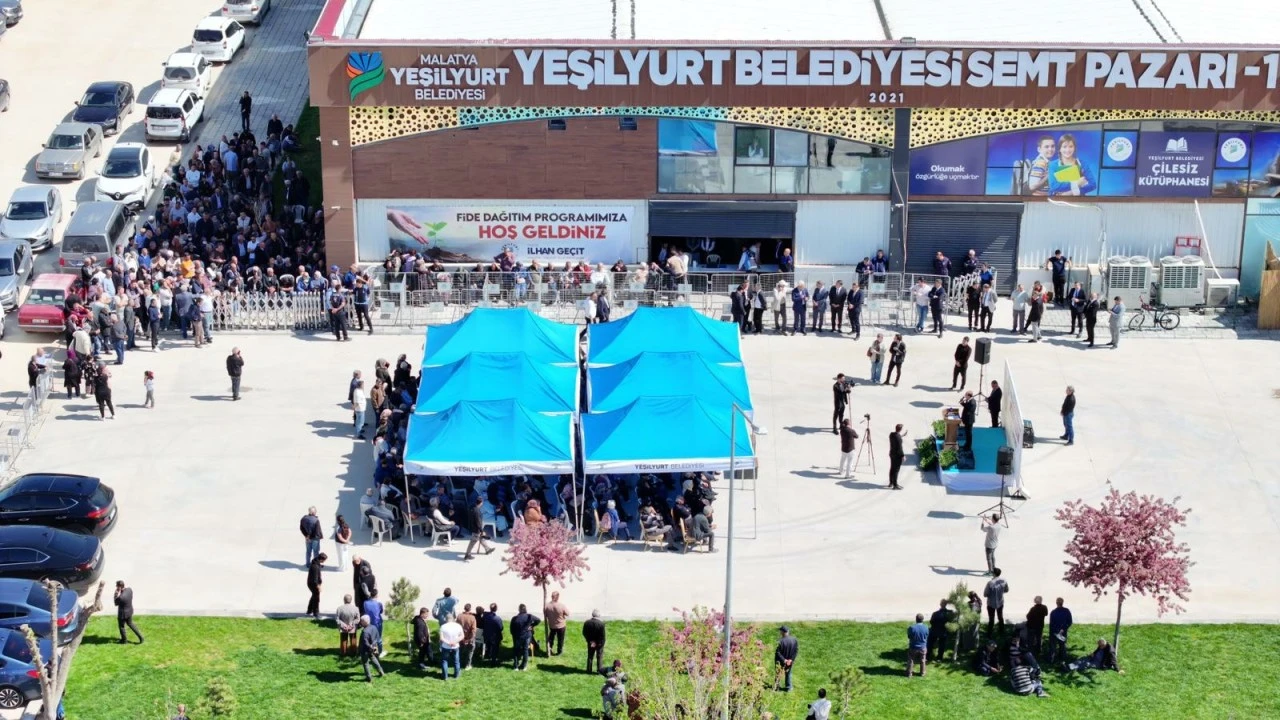 Yeşilyurt Belediyesi’nden Tarıma Büyük Destek: 300 Bin Sebze Fidesi Çiftçilere Dağıtıldı